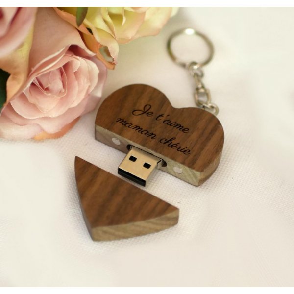 Llavero USB en forma de coraz&oacute;n de madera oscura para personalizar mediante grabado