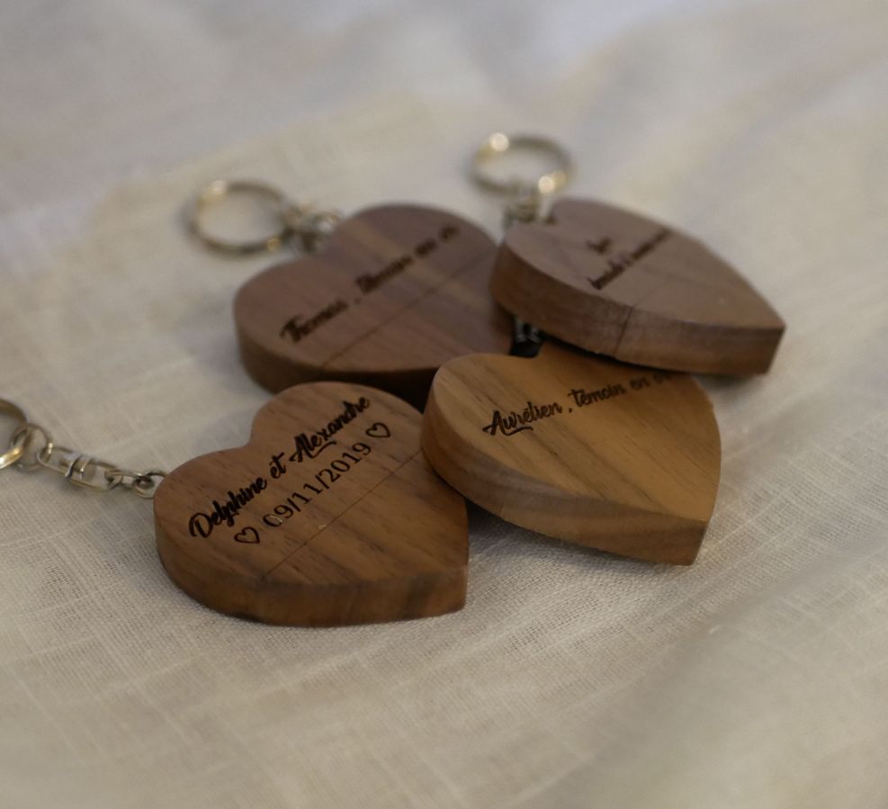 Llavero USB en forma de corazón de madera oscura para personalizar mediante grabado