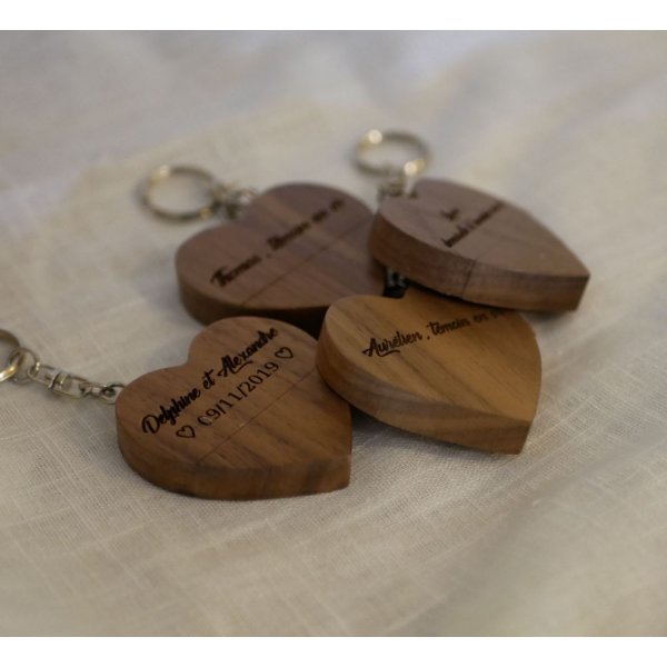 Llavero USB en forma de coraz&oacute;n de madera oscura para personalizar mediante grabado