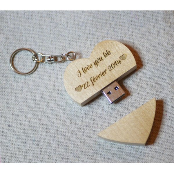 Llavero USB de madera con coraz&oacute;n grabado para personalizar