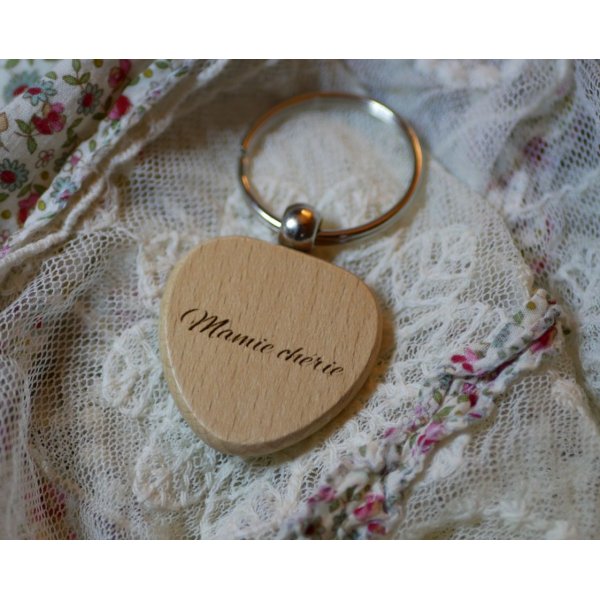 Llavero de madera Coraz&oacute;n personalizable mediante grabado