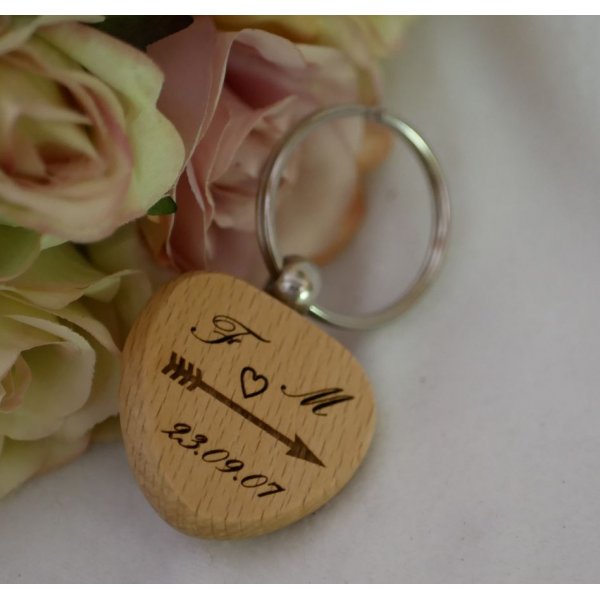 Llavero de madera Coraz&oacute;n personalizable mediante grabado