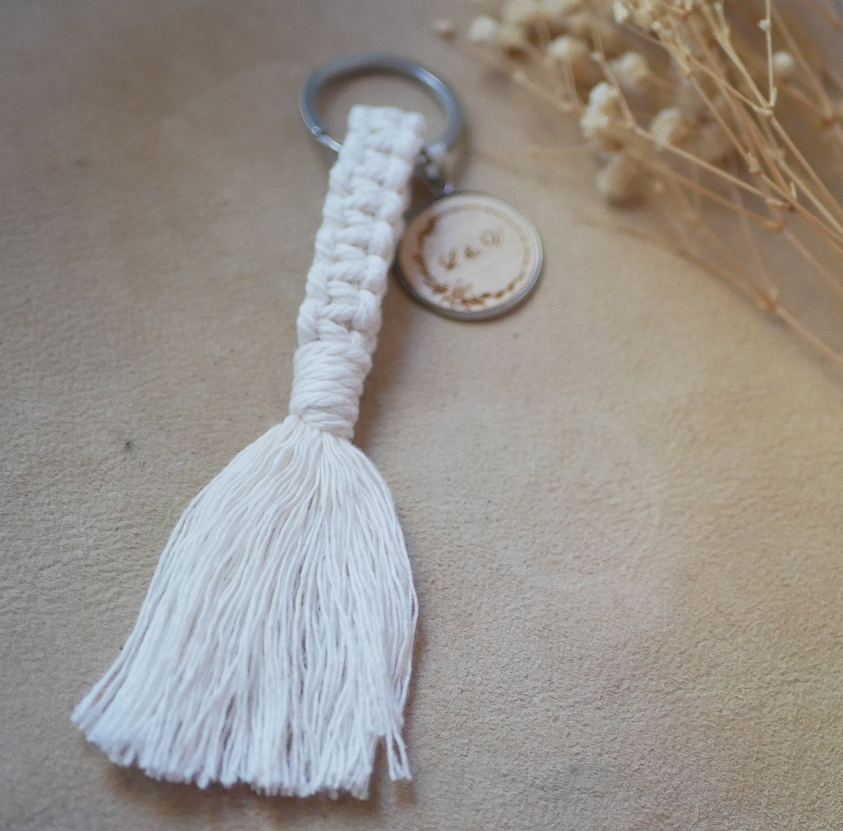 Llavero con cabuj&oacute;n de madera personalizado y decoraci&oacute;n de macram&eacute; en varios colores a elegir 