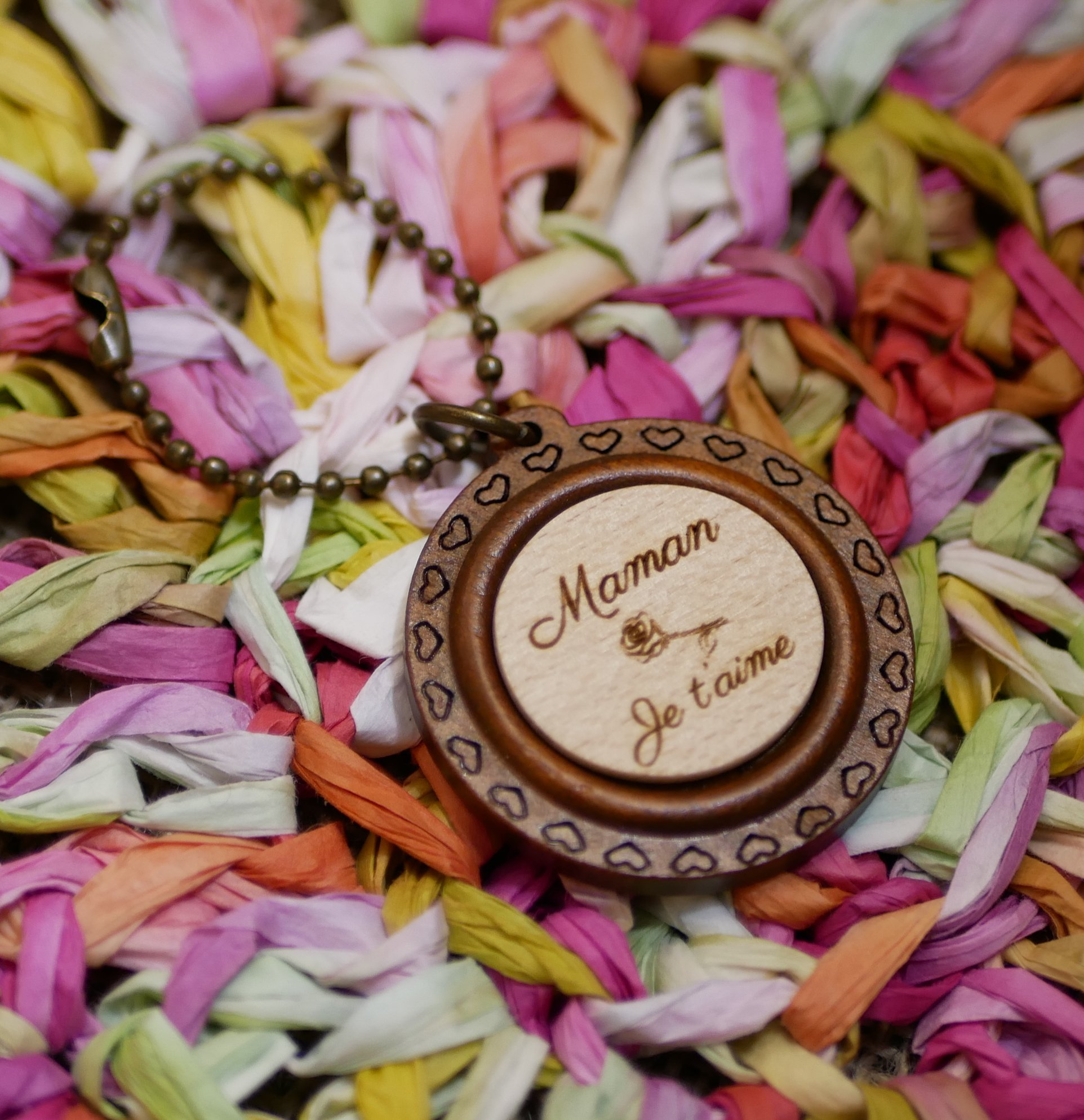 Llavero cabuj&oacute;n de madera sobre marco redondo de cerezo para personalizar mediante grabado