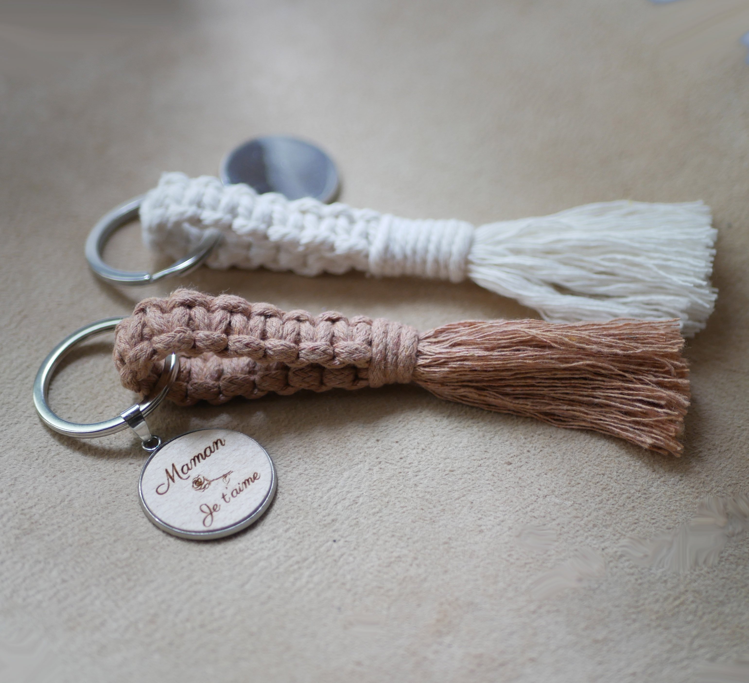 Llavero con cabuj&oacute;n de madera personalizado y decoraci&oacute;n de macram&eacute; en varios colores a elegir 