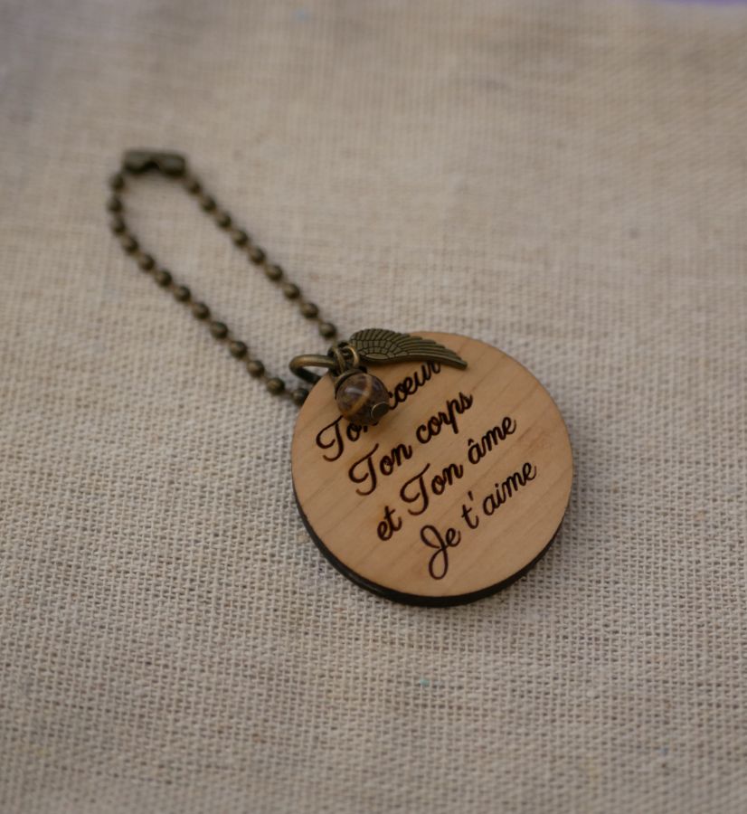 Llavero y charm de perlas en madera de cerezo personalizables mediante grabado