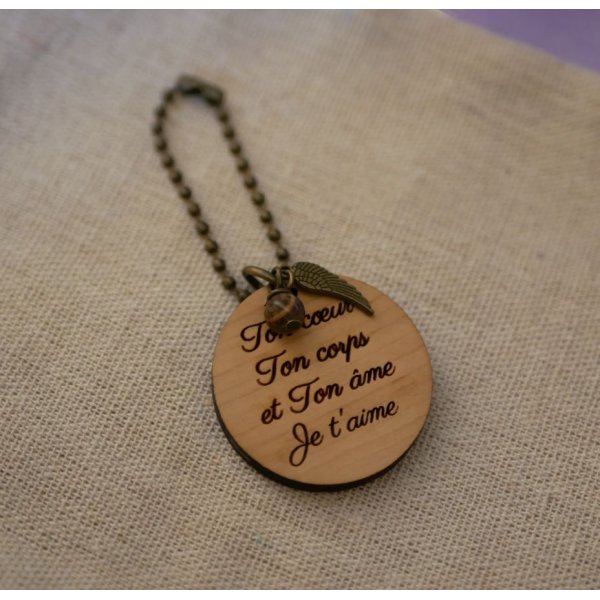 Llavero y charm de perlas en madera de cerezo personalizables mediante grabado