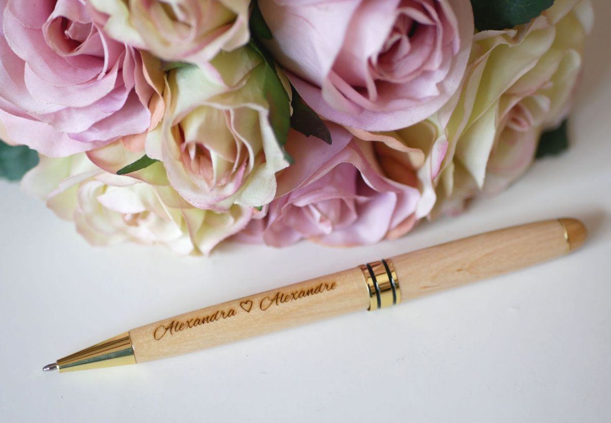 Bolígrafo de madera clara grabado para personalizar