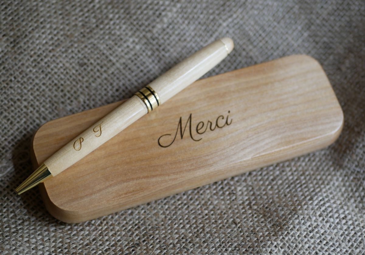 Bolígrafo de madera de arce grabado en caja de madera maciza