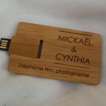 Llave USB de 32 GB Tarjeta de madera de bamb&uacute; carbonizada personalizable mediante grabado