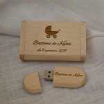 Memoria USB 2.0 de 32 GB en un estuche personalizado de madera de arce claro