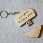 Llavero USB de madera con corazón grabado para personalizar