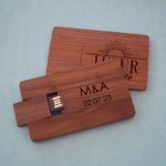 Tarjeta de madera de nogal con llave USB de 32 GB personalizable mediante grabado