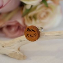 Anillo cabujón de madera personalizado mediante grabado