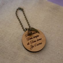 Llavero y charm de perlas en madera de cerezo personalizables mediante grabado