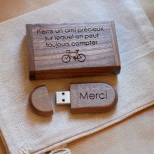 Memoria USB de 64 GB y caja de madera de nogal, personalizables