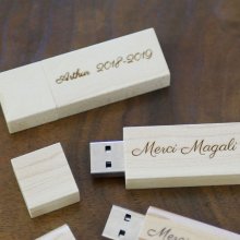 Pequeña llave USB de madera clara grabada para personalizar 32Gb 2.0