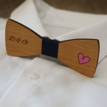 Pajarita de madera con corazón grabado y pintado para personalizar hecha en Francia